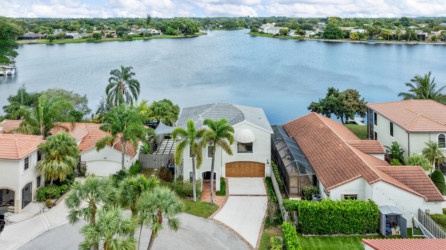 an aerial view of house with yard and lake view