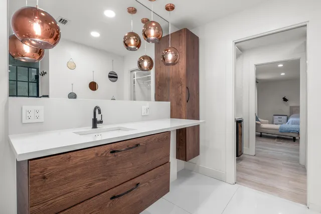 a en suite bathroom with a sink and a mirror