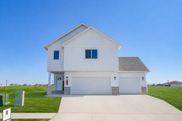 $383,400 | 6723 Deer Creek Loop, Fargo, ND 58104