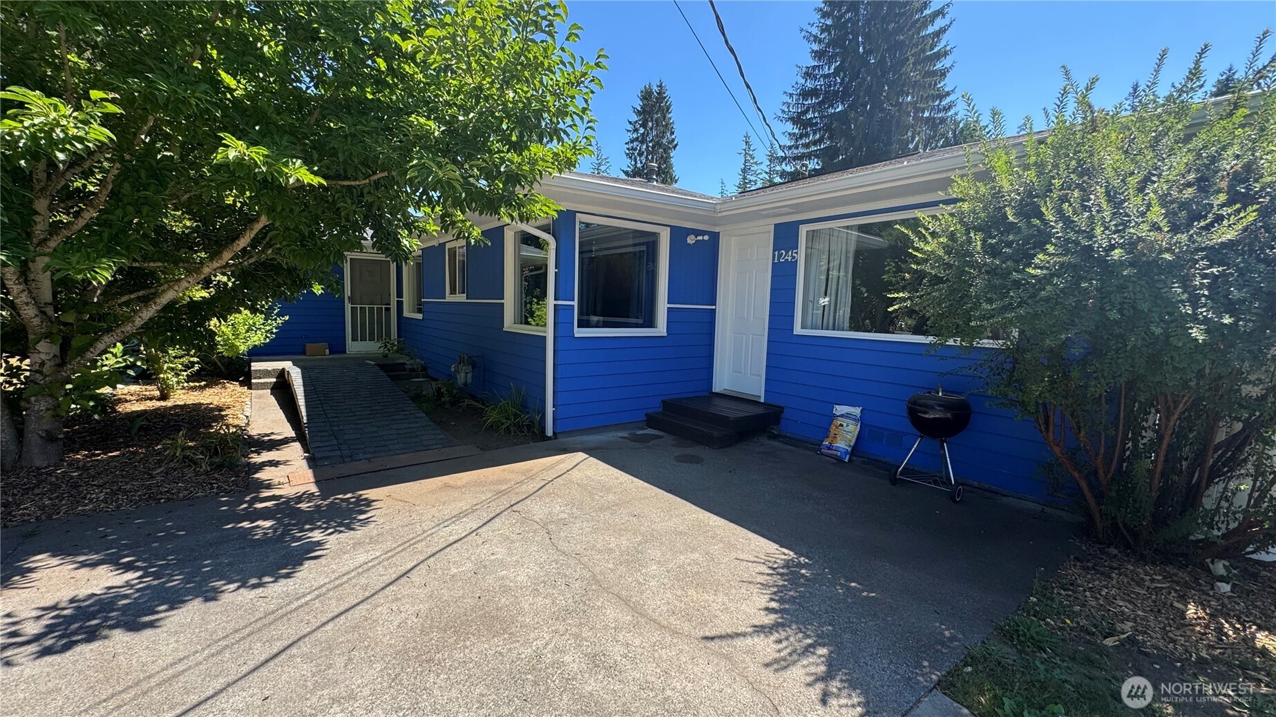 1245 West Axton Road Ferndale, WA 98248 - Photo 2 of 30 a front view of a house with garden