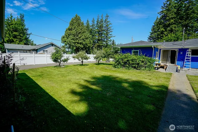 a view of a house with a yard