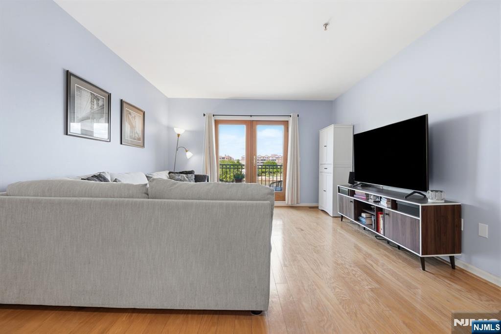 242 The Promenade, Unit 242 Edgewater, NJ 07020 - Photo 4 of 49