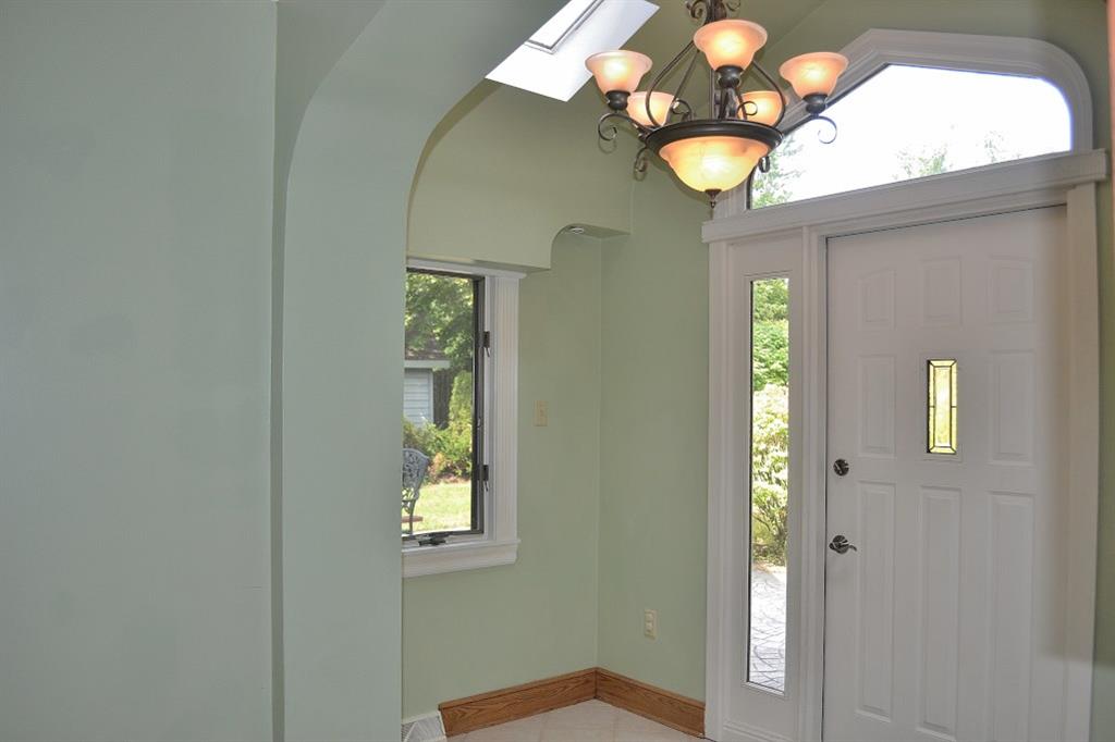 138 Siebert Road Pittsburgh, PA 15237 - Photo 11 of 25 The breakfast area.