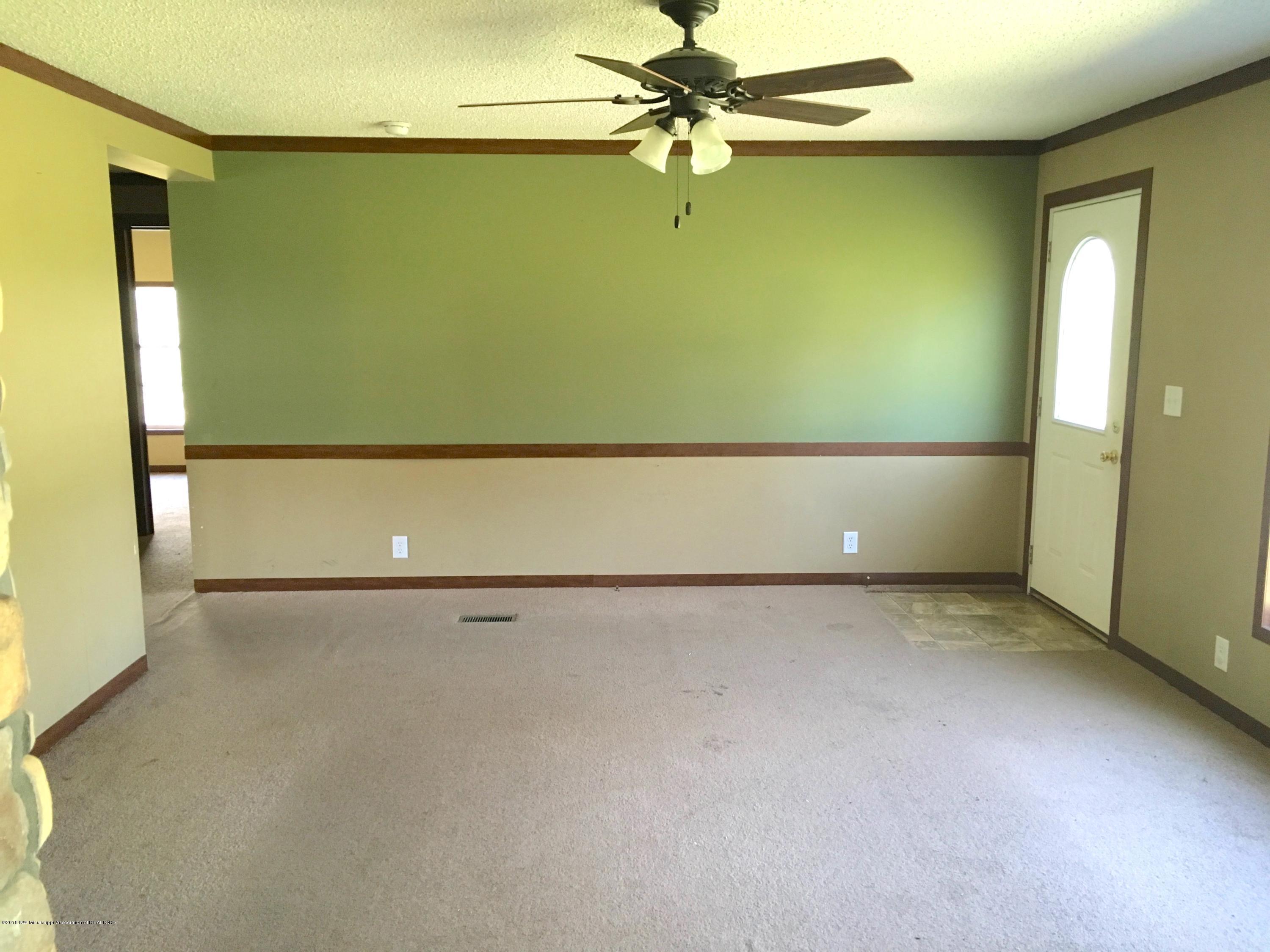 119 Yates Road Coldwater, MS 38618 - Photo 3 of 10 LIVING ROOM