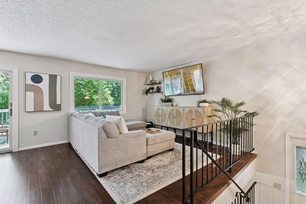 $284,500 | 1042 Pontiac Lane, Chanhassen, MN 55317