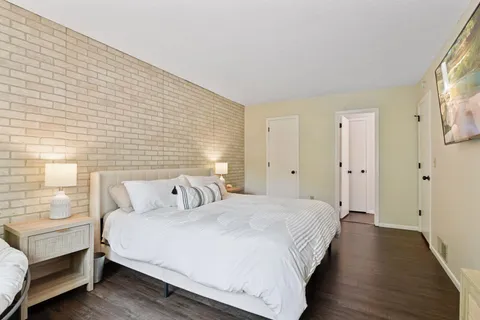 $284,500 | 1042 Pontiac Lane, Chanhassen, MN 55317