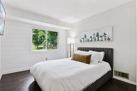 $284,500 | 1042 Pontiac Lane, Chanhassen, MN 55317