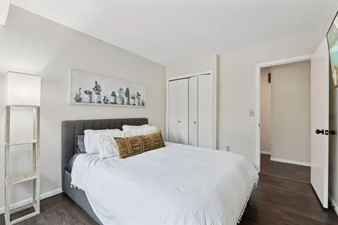 $284,500 | 1042 Pontiac Lane, Chanhassen, MN 55317