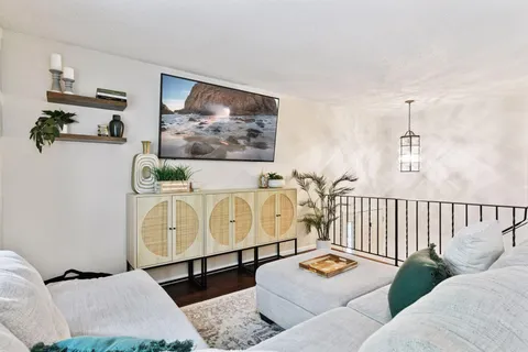 $284,500 | 1042 Pontiac Lane, Chanhassen, MN 55317