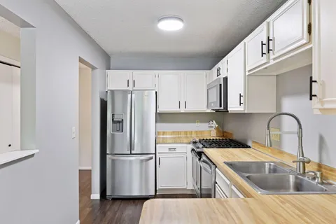 $284,500 | 1042 Pontiac Lane, Chanhassen, MN 55317