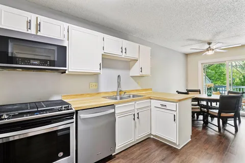 $284,500 | 1042 Pontiac Lane, Chanhassen, MN 55317