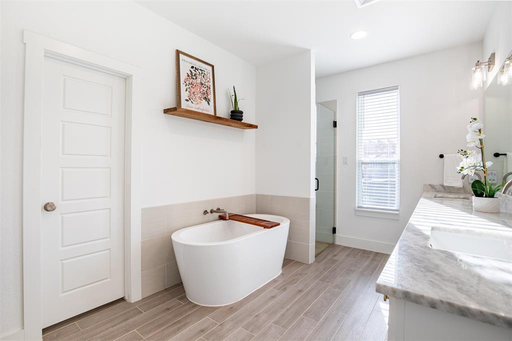 111 Bluegrass Trail Springtown, TX 76082 - Photo 22 of 37 Spa-like en-suite bath with soaking tub and generous walk-in closet.