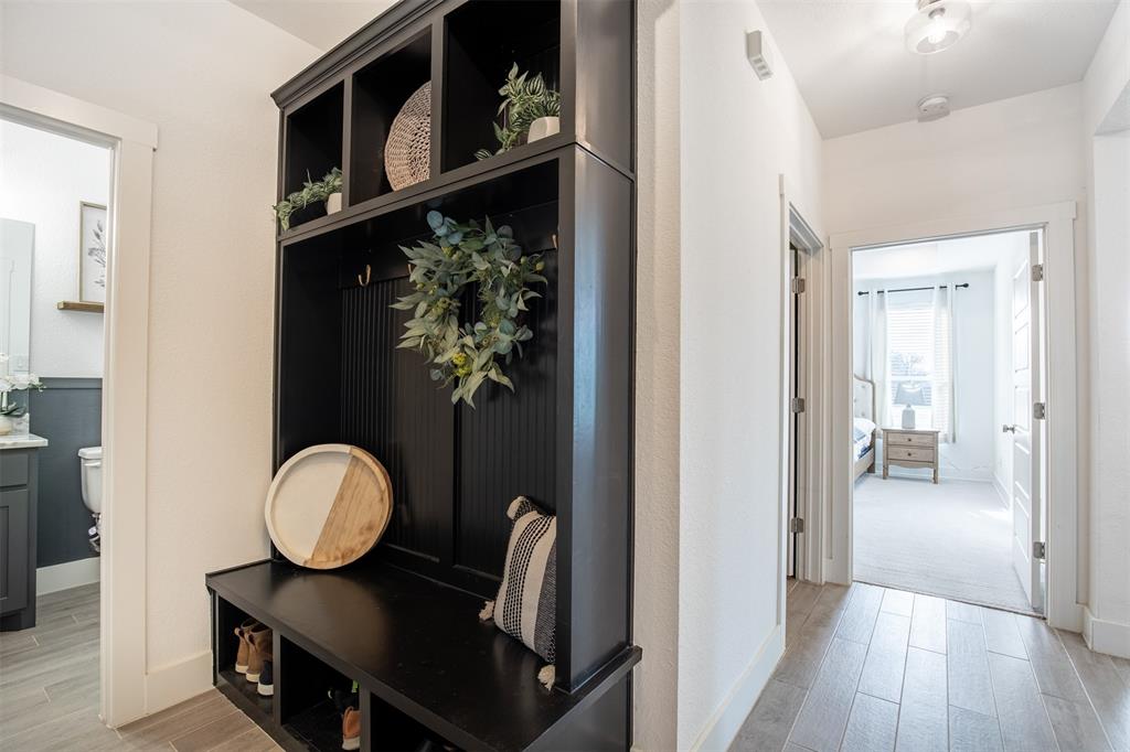 111 Bluegrass Trail Springtown, TX 76082 - Photo 24 of 37 Mud room with built-in cubbies and storage.