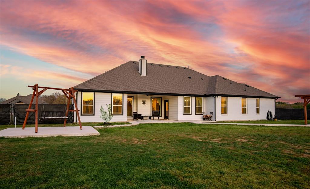 111 Bluegrass Trail Springtown, TX 76082 - Photo 31 of 37 Beautiful backyard showcasing covered porch.