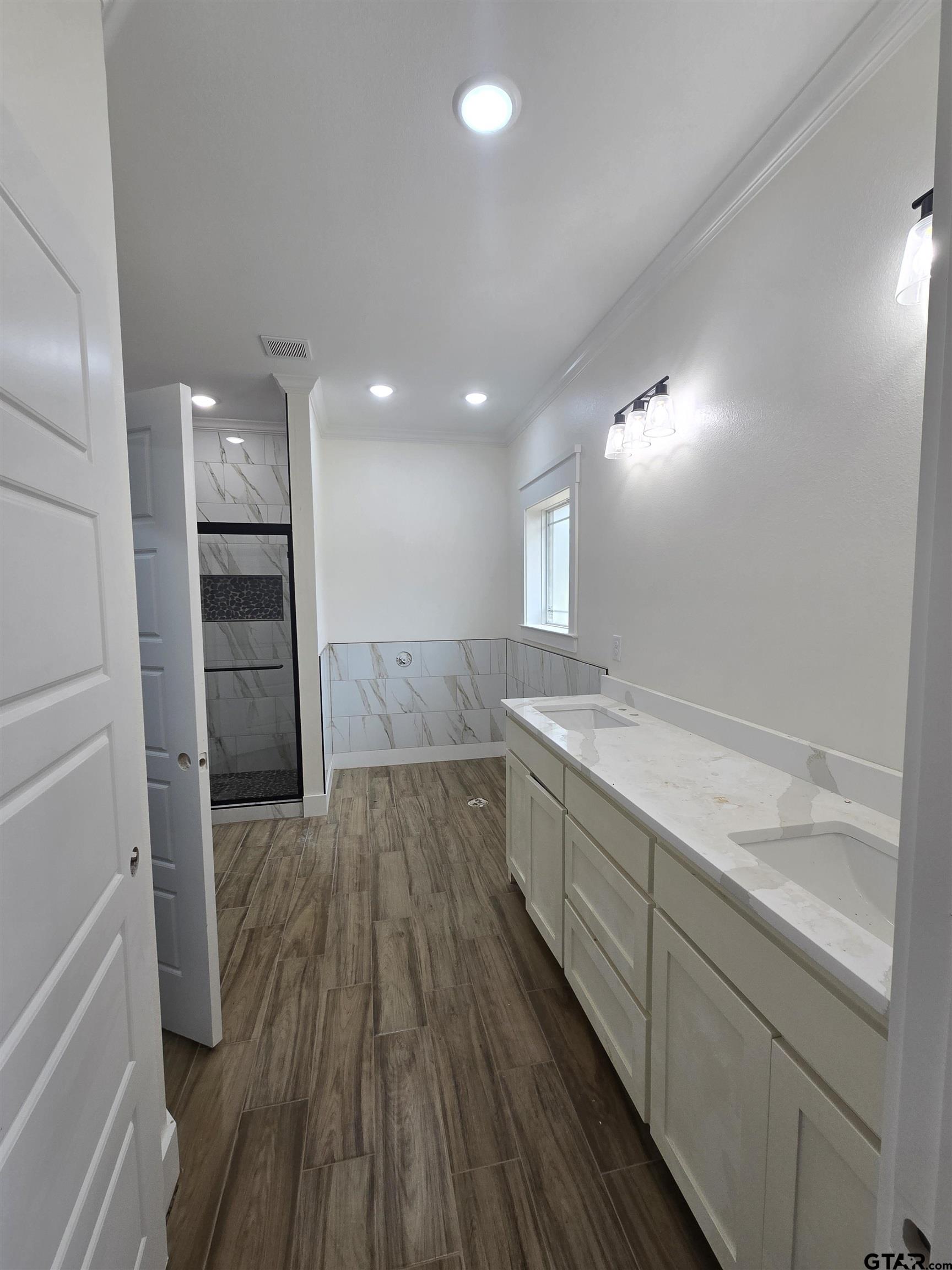 7227 Cr 485 Tyler Tx 75706 Tyler, TX 75706 - Photo 18 of 23 a view of a kitchen counter space with wooden floor