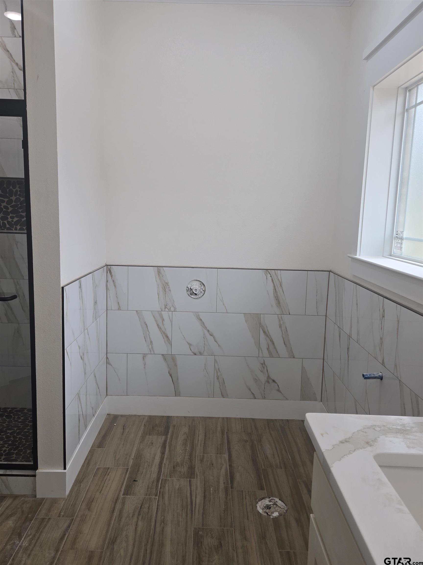 7227 Cr 485 Tyler Tx 75706 Tyler, TX 75706 - Photo 20 of 23 a view of a room with wooden floor