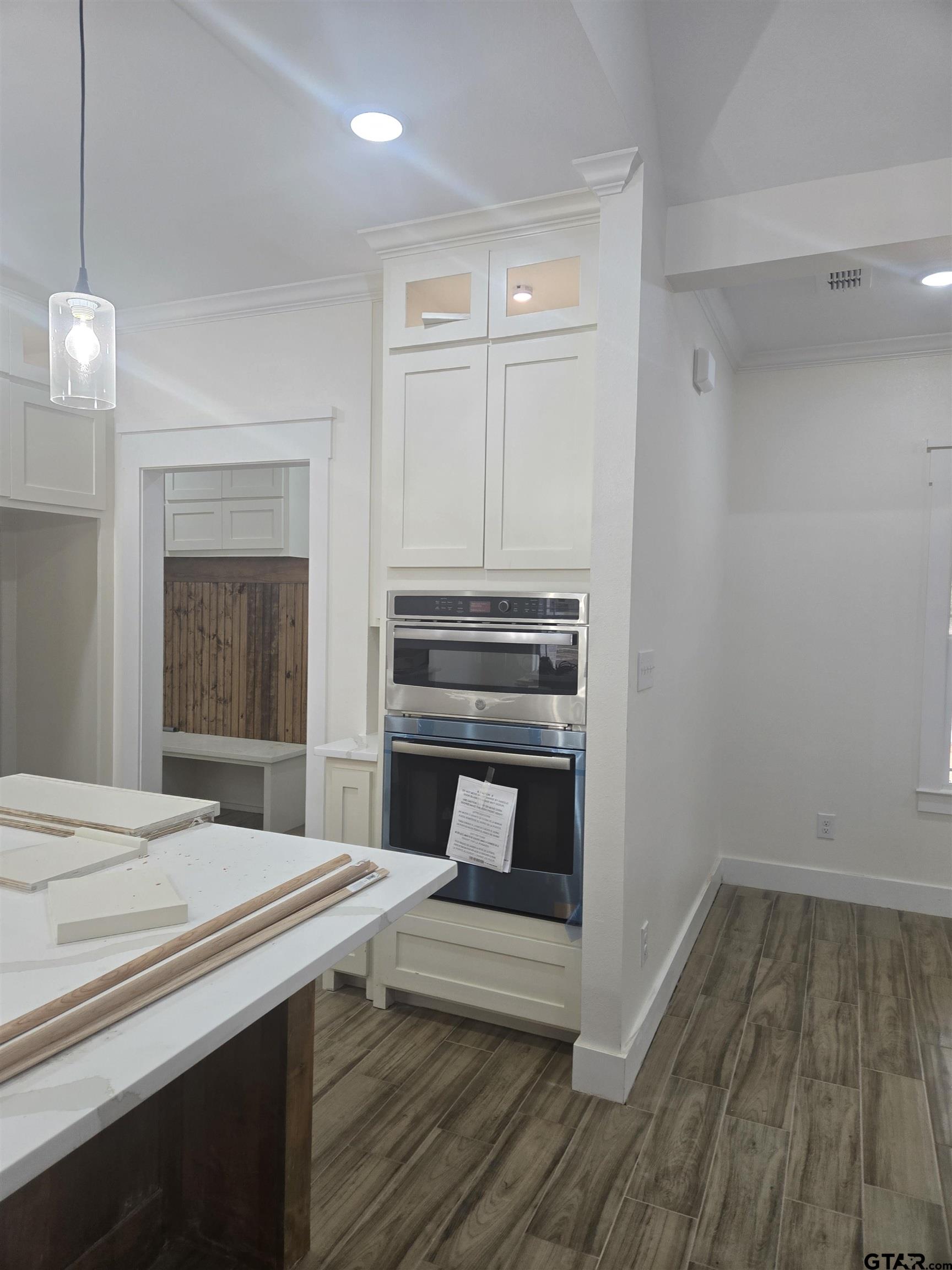 7227 Cr 485 Tyler Tx 75706 Tyler, TX 75706 - Photo 8 of 23 a kitchen with a stove and a refrigerator