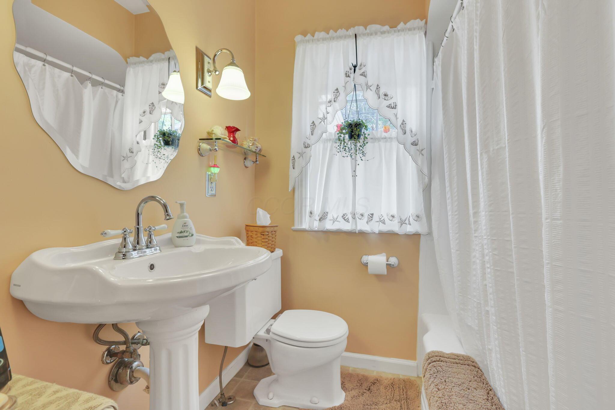 545 Frederick Street Lancaster, OH 43130 - Photo 21 of 45 1st floor full bathroom