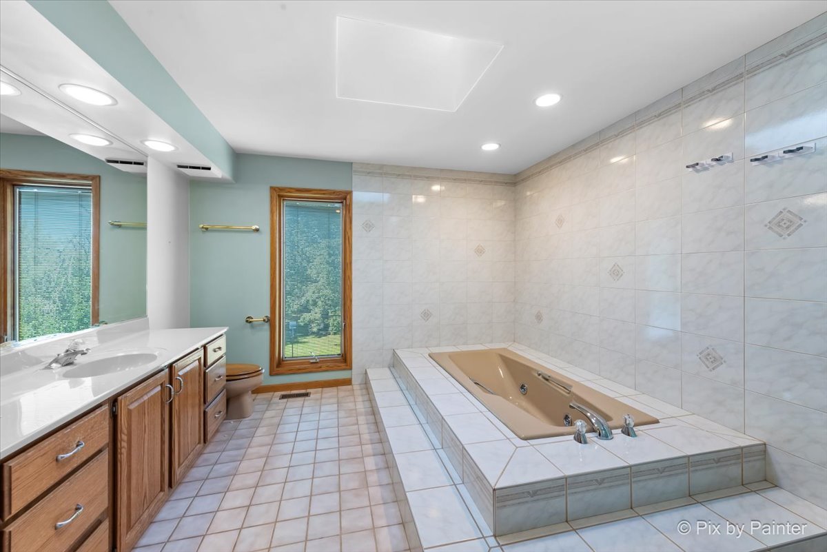 322 West Dowell Road McHenry, IL 60051 - Photo 22 of 40 a bathroom with a tub sink and mirror