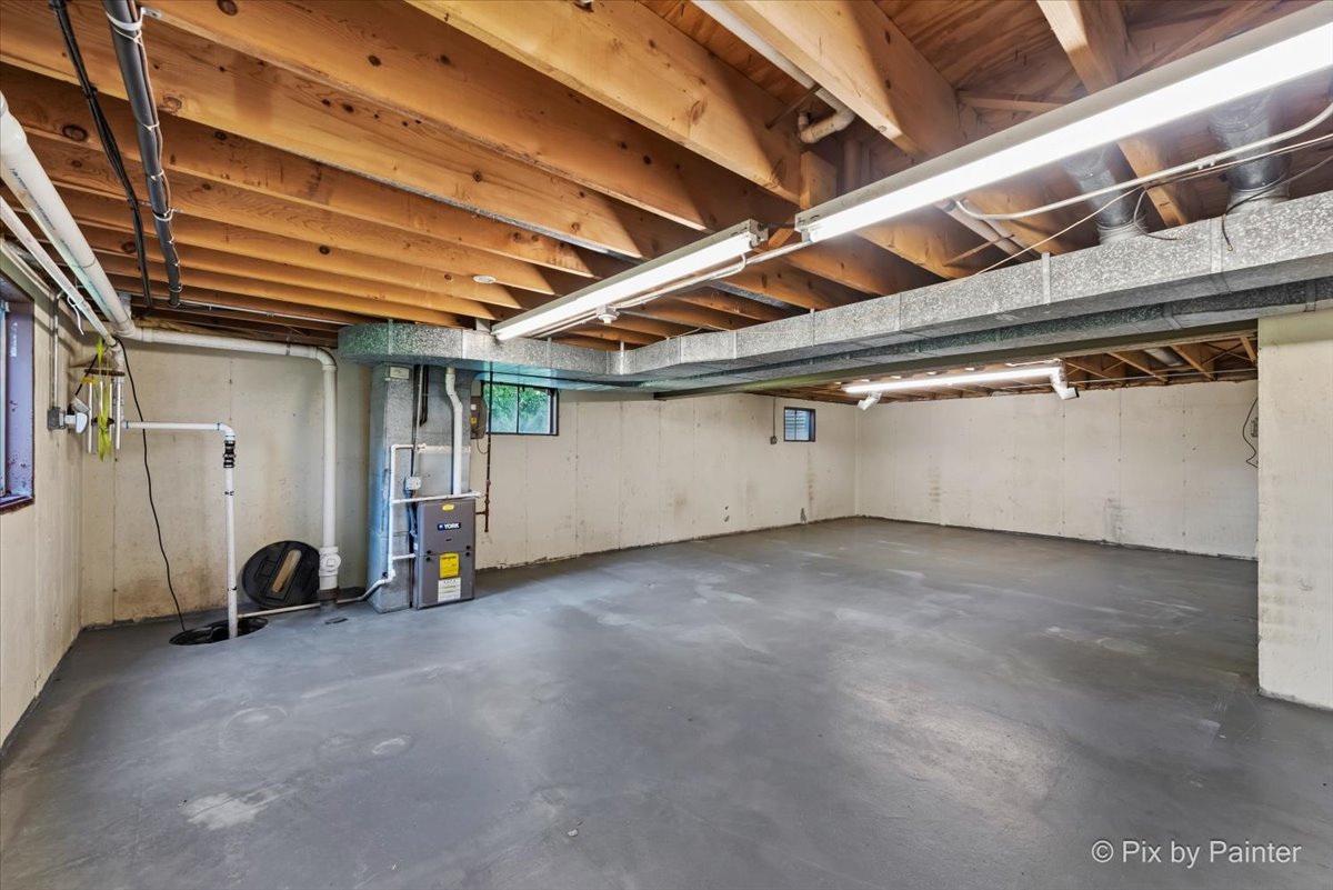 322 West Dowell Road McHenry, IL 60051 - Photo 27 of 40 a view of a garage