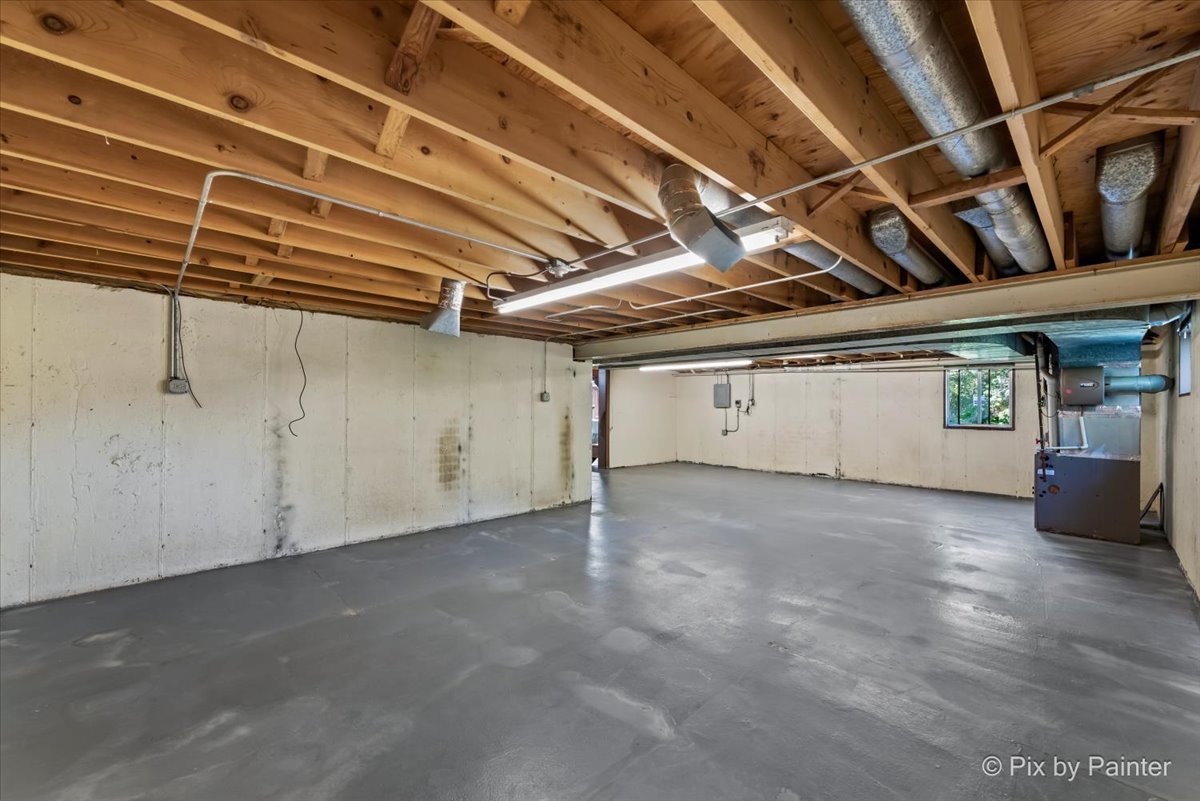 322 West Dowell Road McHenry, IL 60051 - Photo 28 of 40 a view of a garage