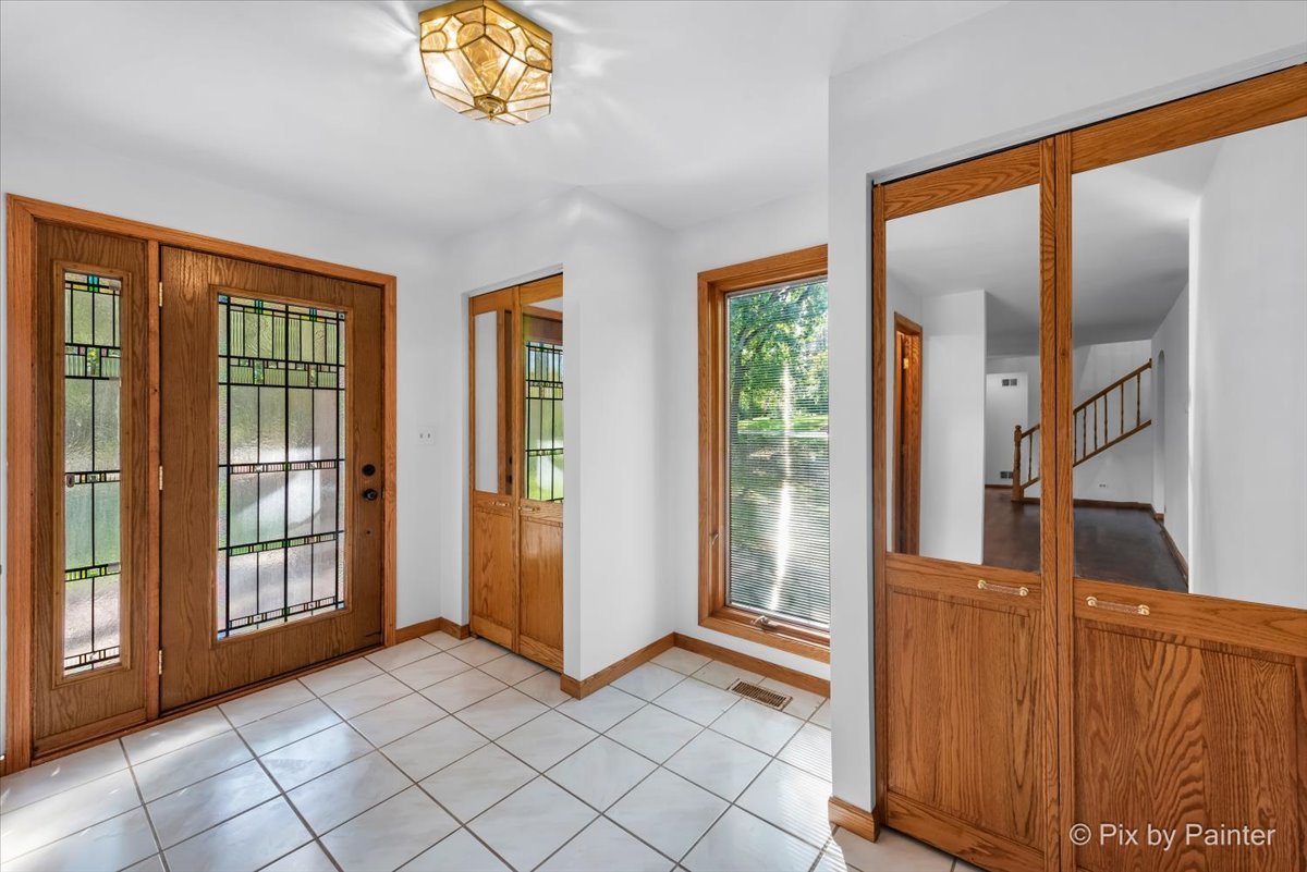322 West Dowell Road McHenry, IL 60051 - Photo 9 of 40 a view of an entryway with sitting area