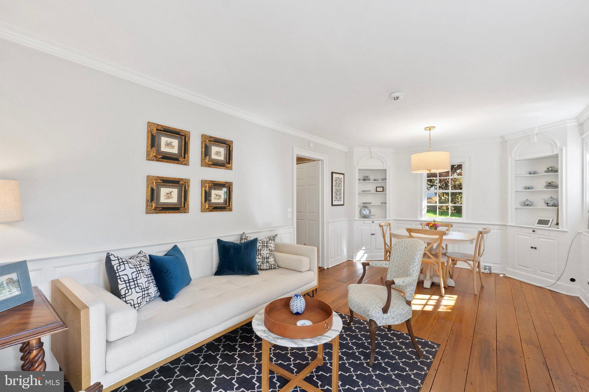 677 Federal Street Paris, VA 20130 - Photo 20 of 82 a living room with furniture and wooden floor