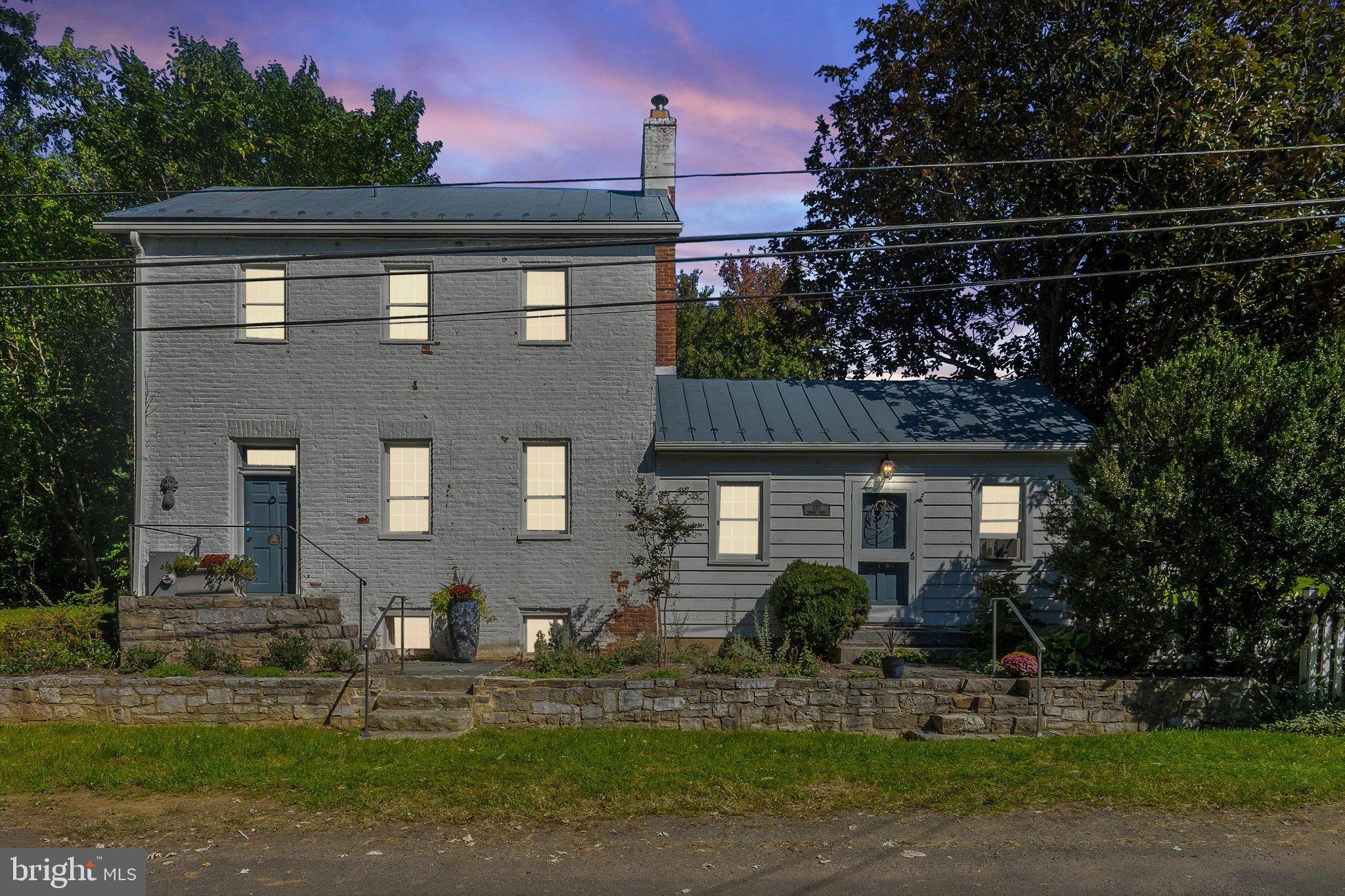677 Federal Street Paris, VA 20130 - Photo 2 of 82 a front view of house with yard