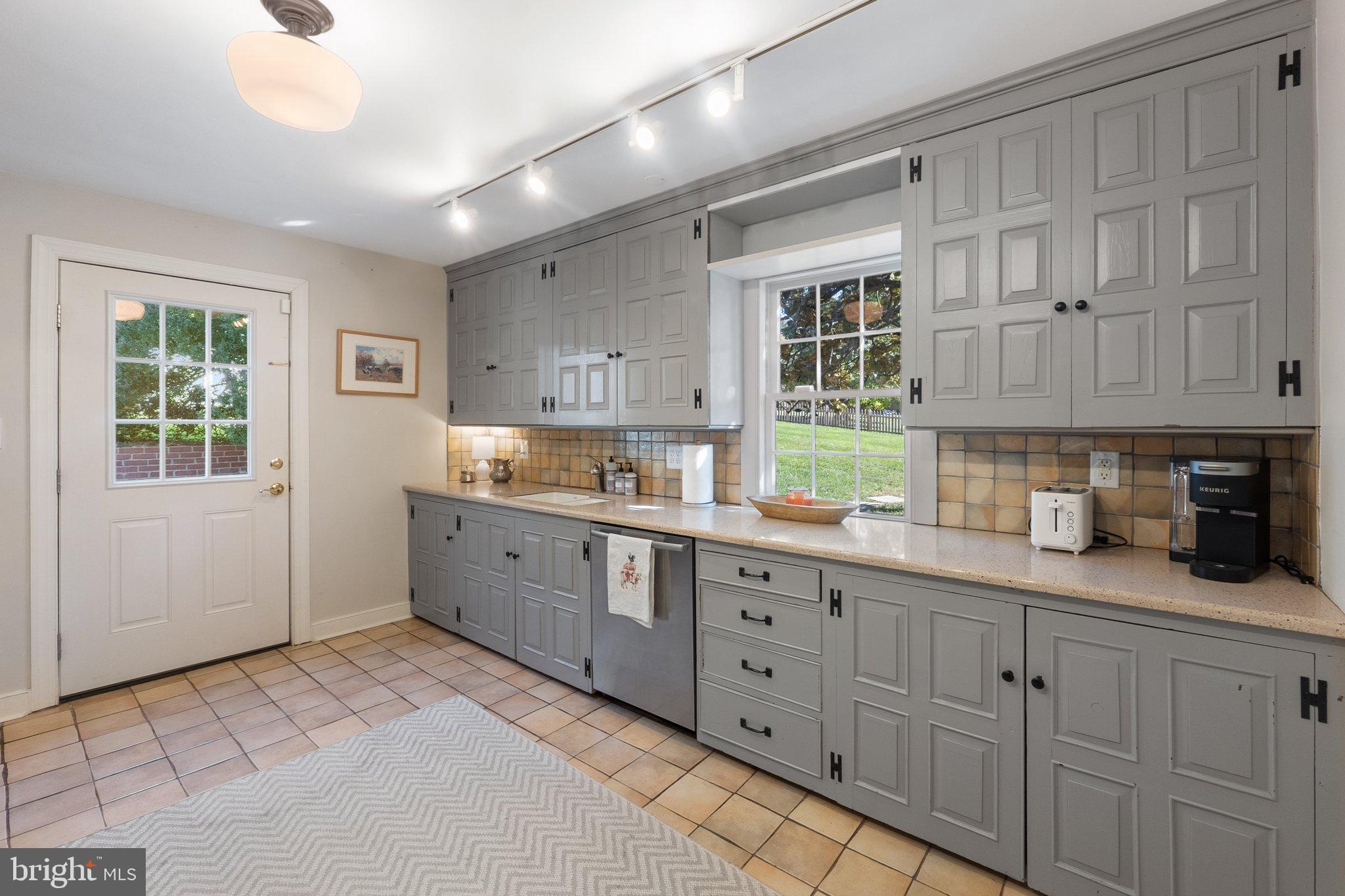 677 Federal Street Paris, VA 20130 - Photo 26 of 82 Updated kitchen
