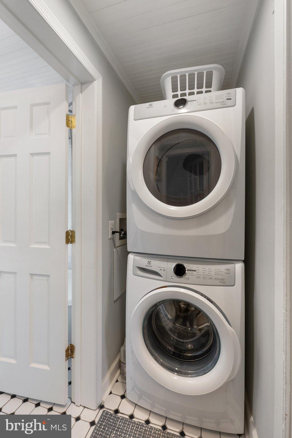 677 Federal Street Paris, VA 20130 - Photo 31 of 82 a utility room with dryer and washer