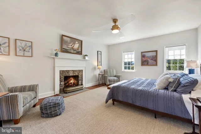 a view of a house with porch and garden