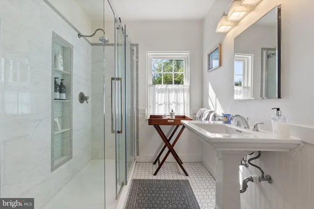 a view of a yard with an tree