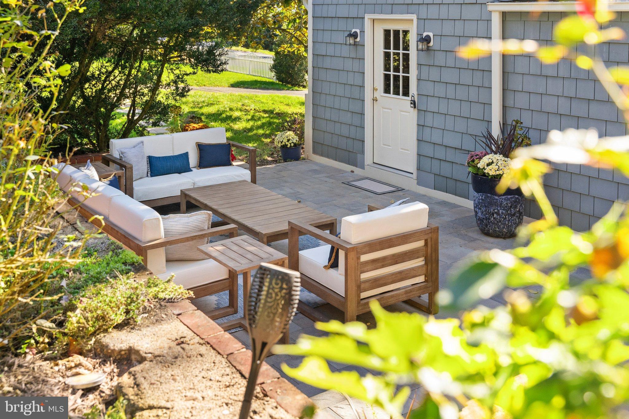 677 Federal Street Paris, VA 20130 - Photo 57 of 82 a view of a chairs and table in a patio