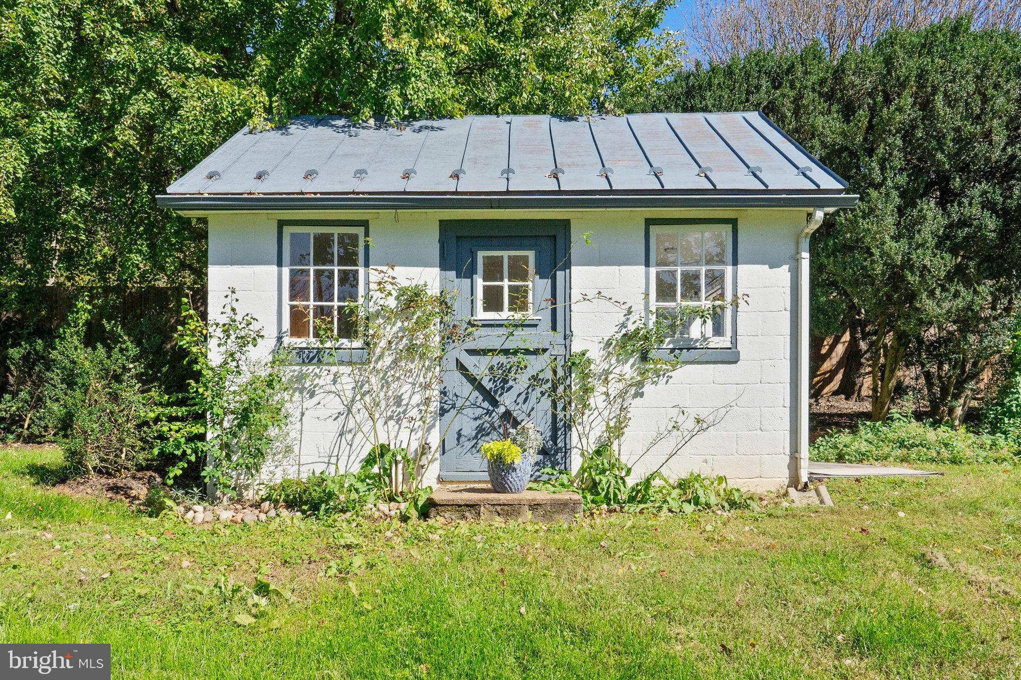 677 Federal Street Paris, VA 20130 - Photo 60 of 82 a view of a house with porch and garden