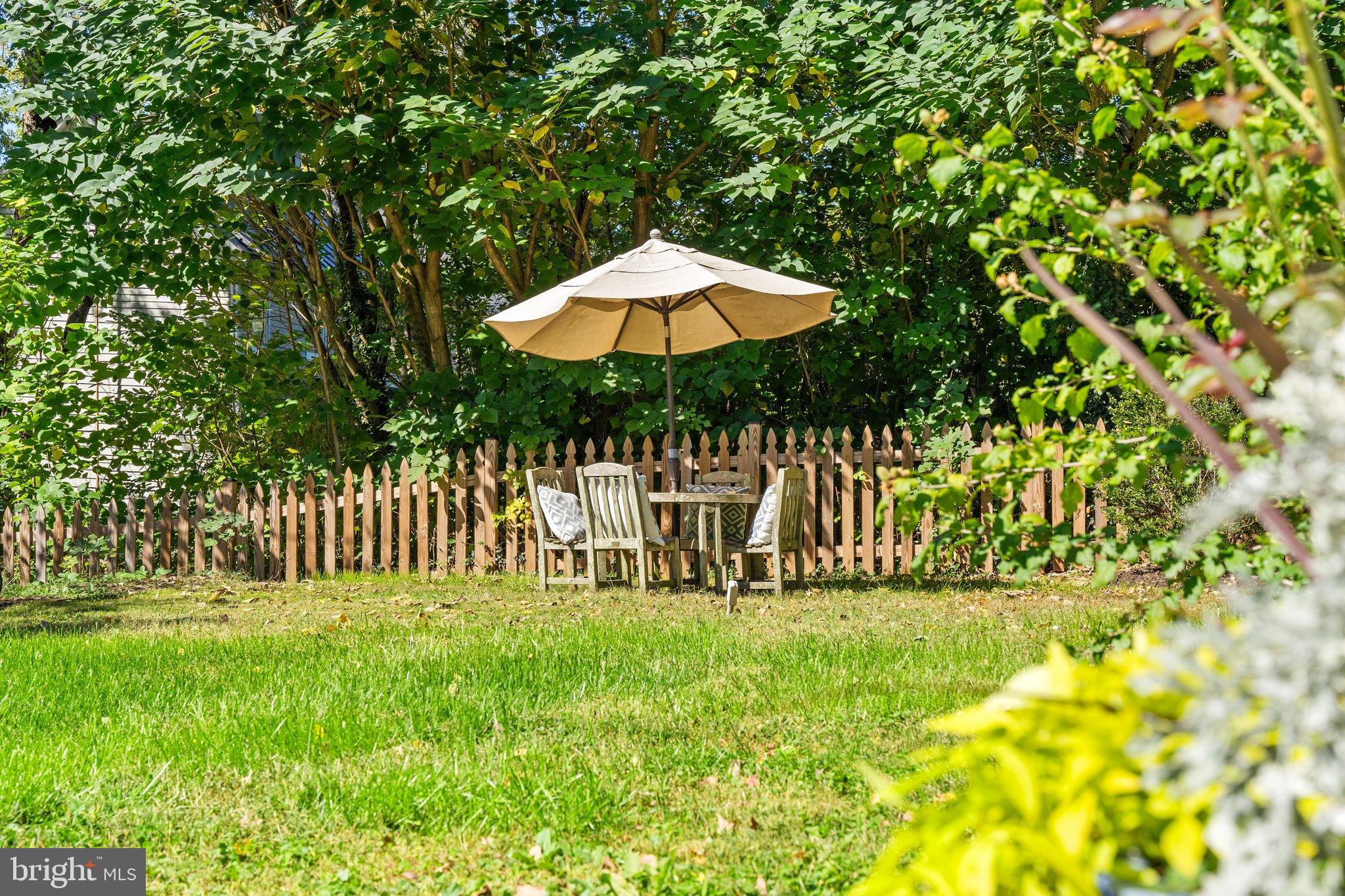 677 Federal Street Paris, VA 20130 - Photo 63 of 82 a garden view with a seating space