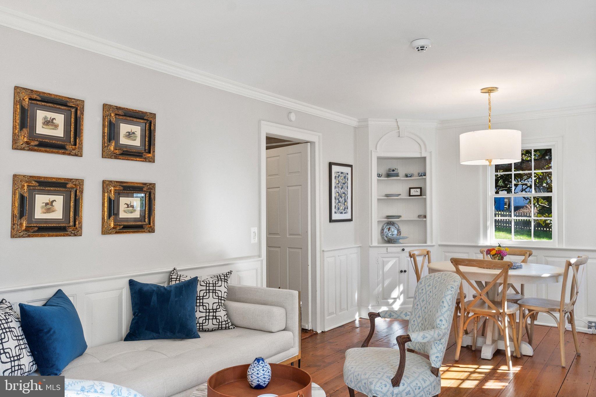 677 Federal Street Paris, VA 20130 - Photo 10 of 82 a living room with furniture and a potted plant