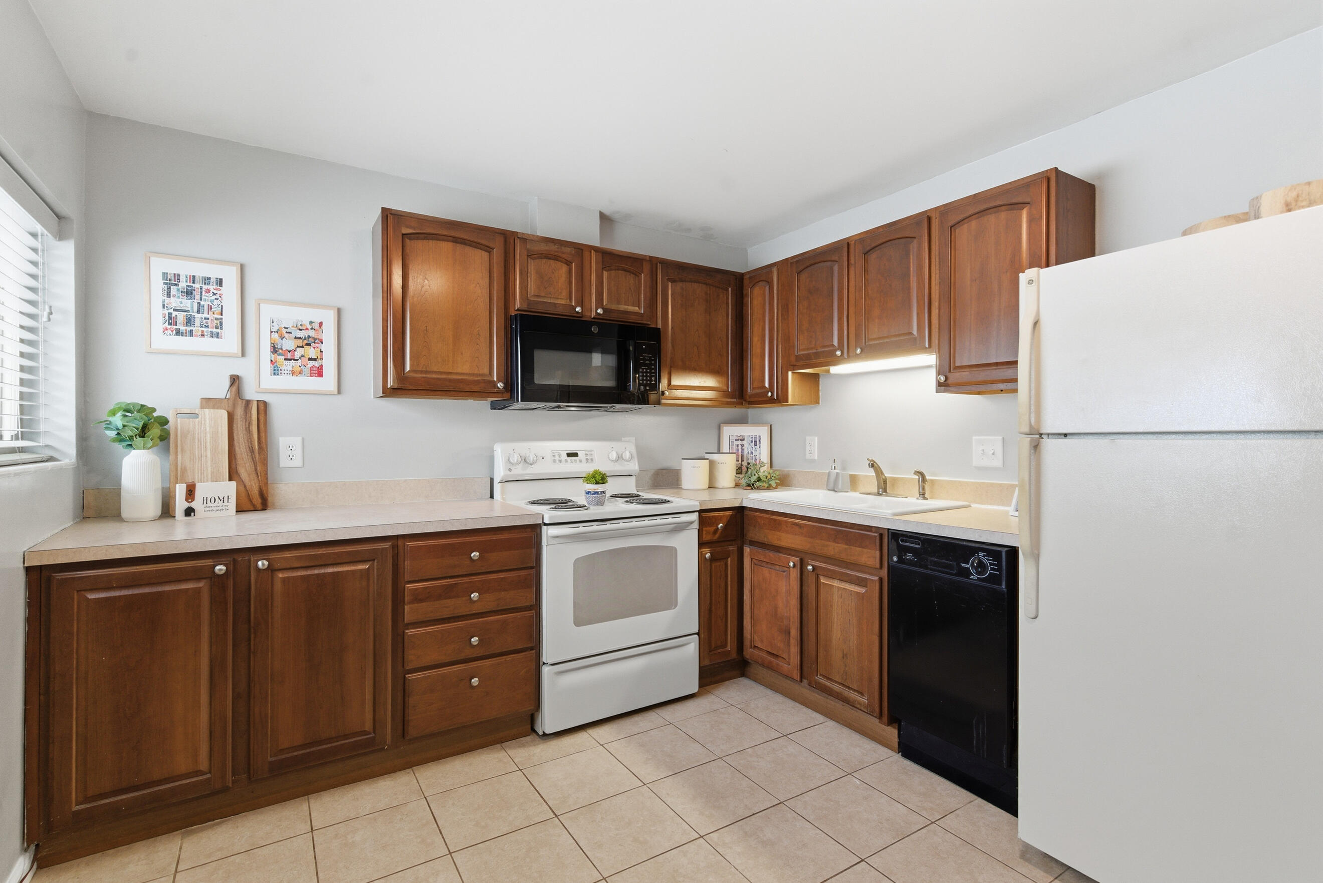 756 West Kilgore Road, Unit 108 Kalamazoo, MI 49008 - Photo 8 of 25 DSC04994