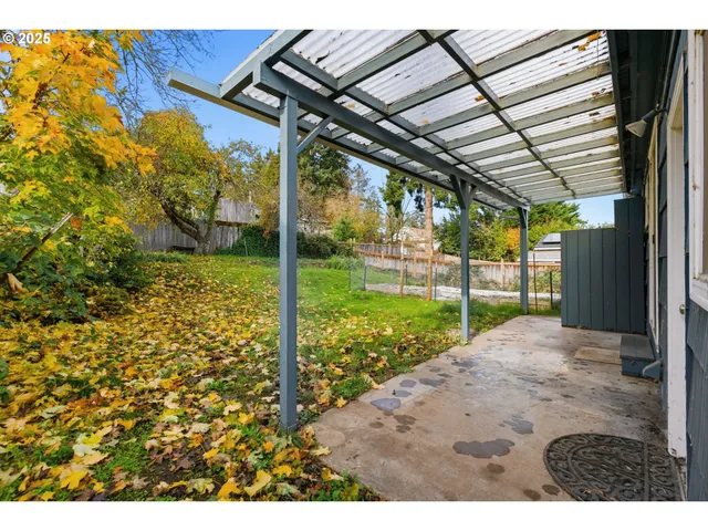 a view of a backyard