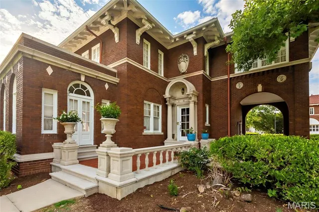 $495,000 | 202 West Poplar Street, Harrisburg, IL 62946