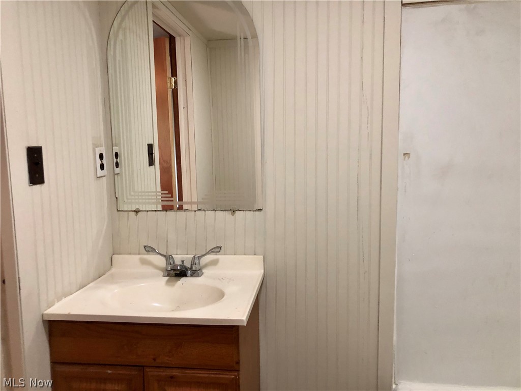 40081 Pleasant Ridge Road Graysville, OH 45734 - Photo 19 of 29 Nice and clean, full bathroom.