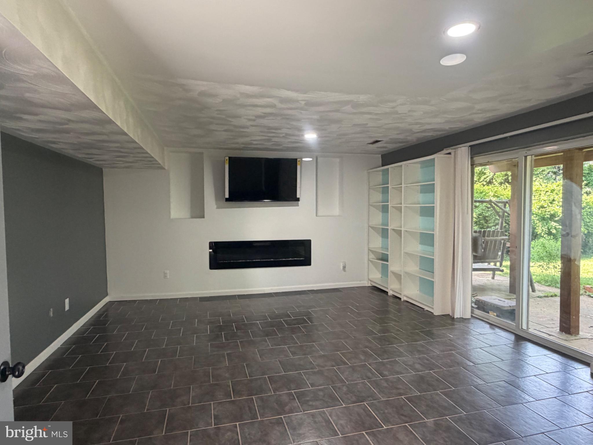 4007 McDonogh Road Randallstown, MD 21133 - Photo 16 of 20 Spacious modern living area with light.