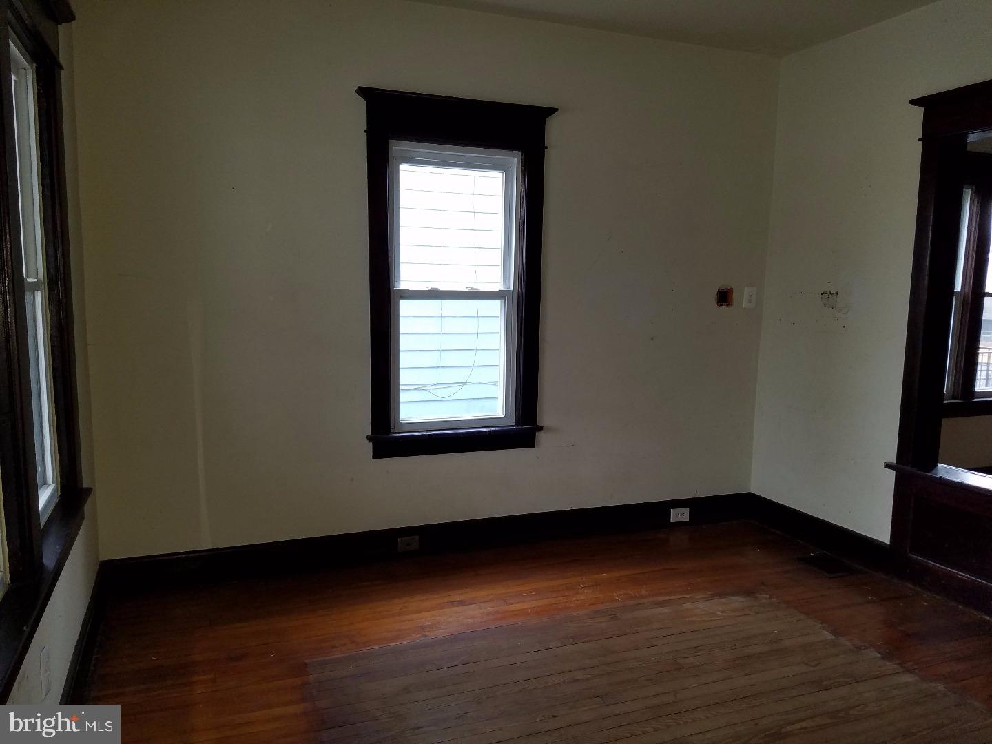419 Bridgeboro Street Riverside, NJ 08075 - Photo 4 of 25 Living Room