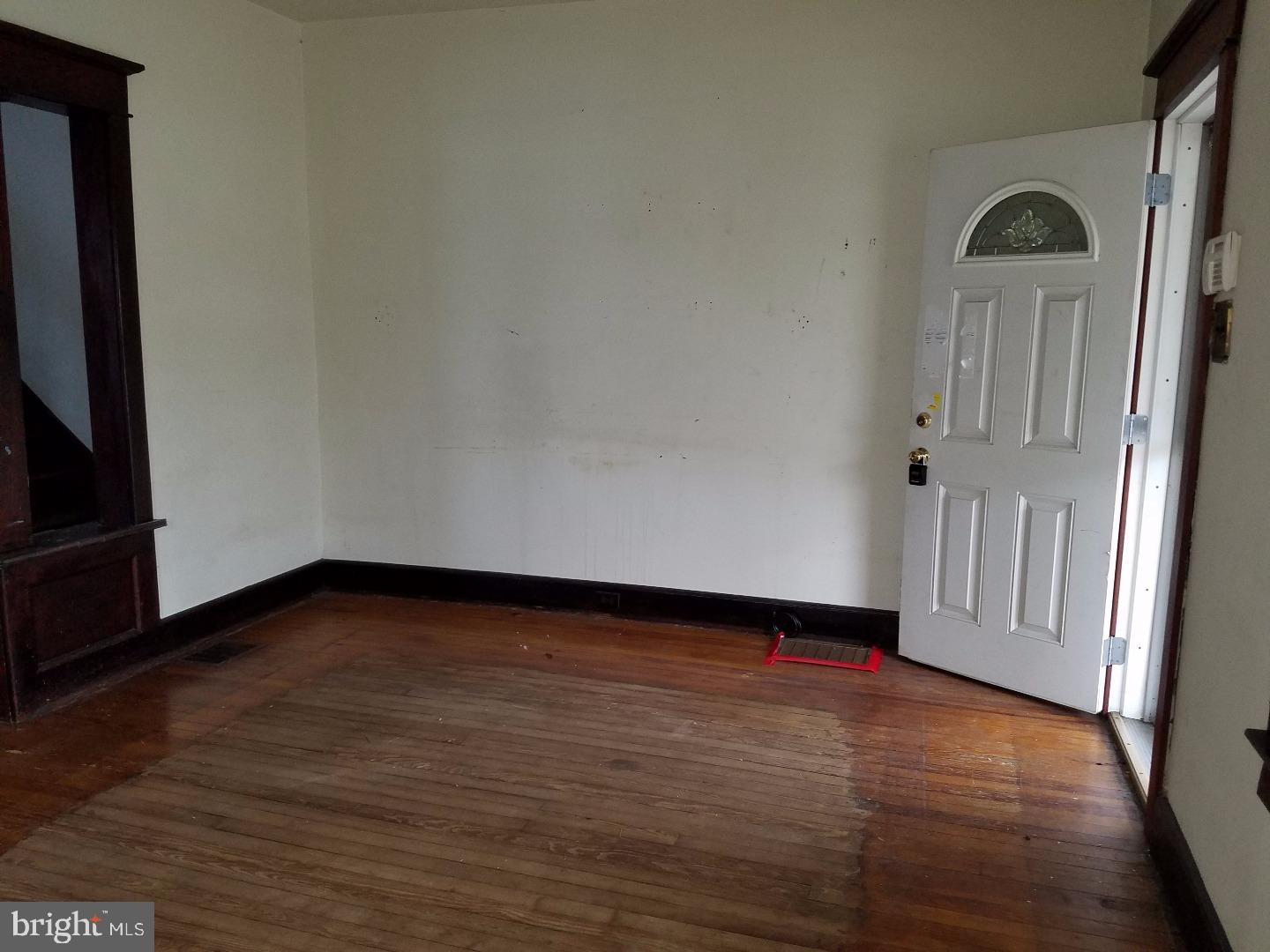 419 Bridgeboro Street Riverside, NJ 08075 - Photo 5 of 25 Living Room