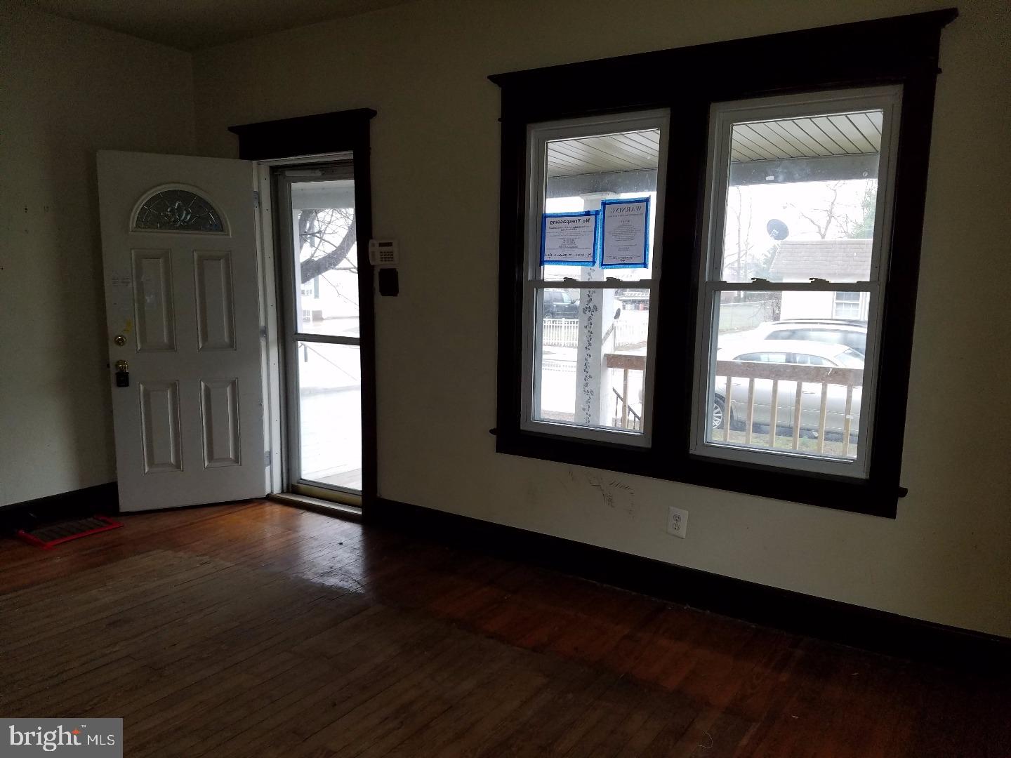 419 Bridgeboro Street Riverside, NJ 08075 - Photo 7 of 25 Living Room