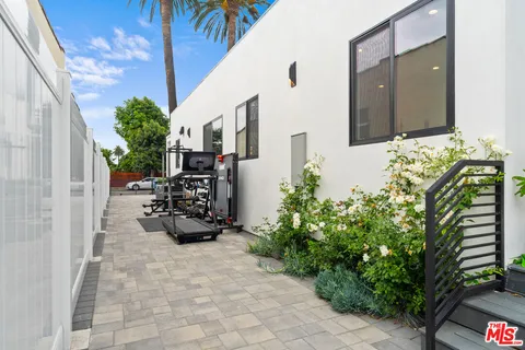 $1,648,900 | 2911 South Rimpau Boulevard, Unit 2909, Los Angeles, CA 90016