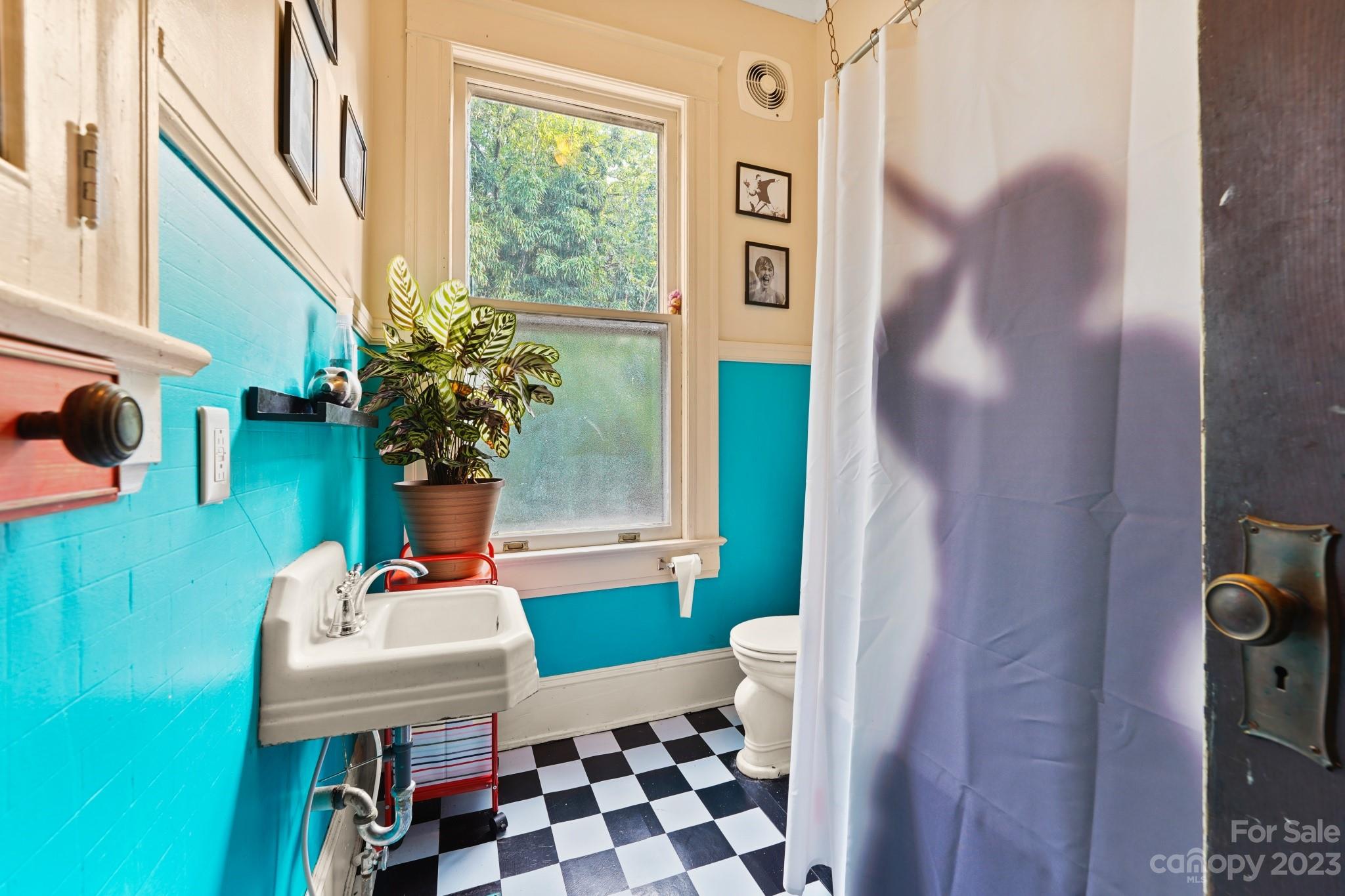 810 East Franklin Street Monroe, NC 28112 - Photo 33 of 47 a dining room with furniture and a window
