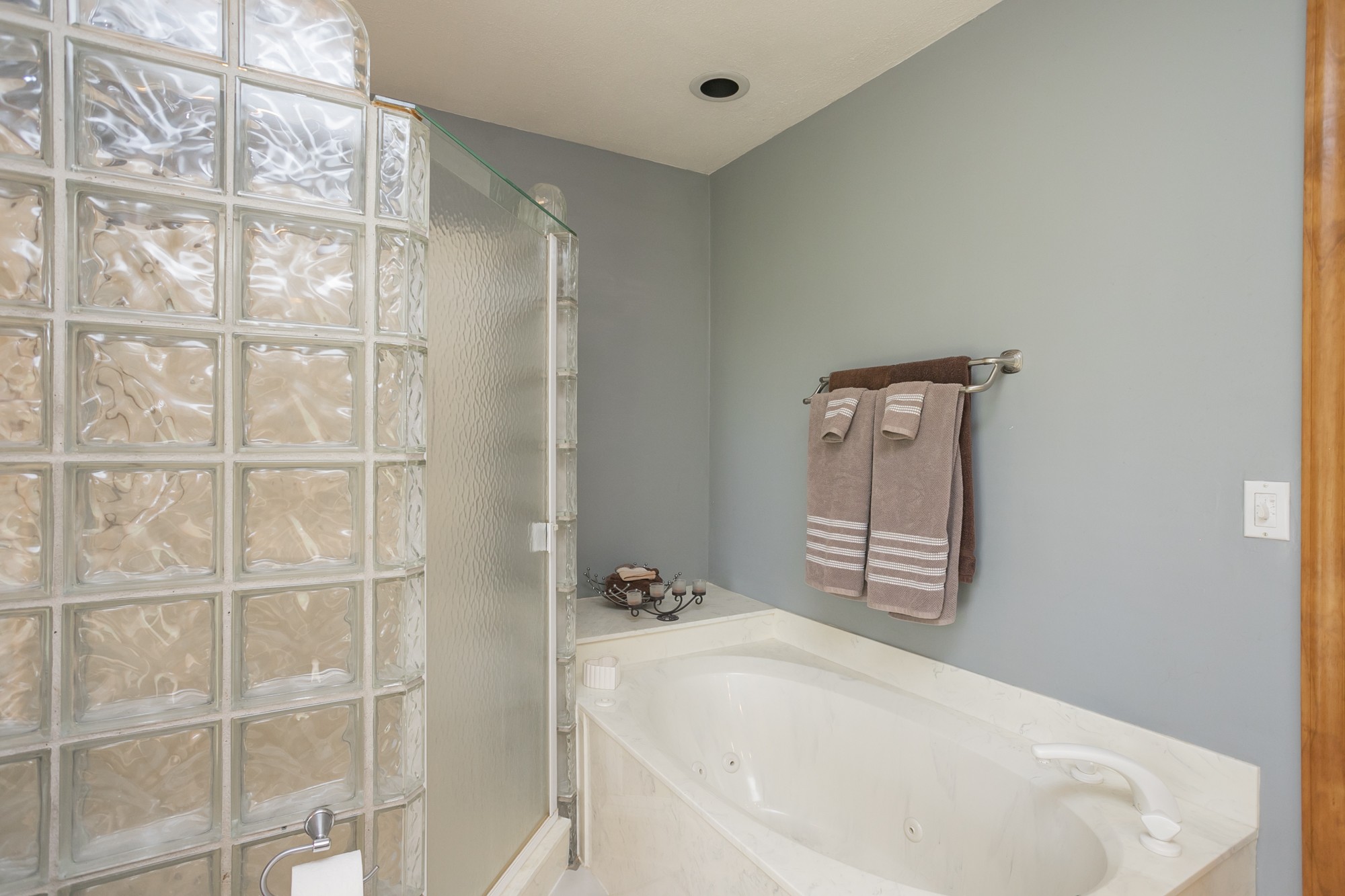 1249 Lock 4 Road Gallatin, TN 37066 - Photo 15 of 49 a bathroom with a bathtub
