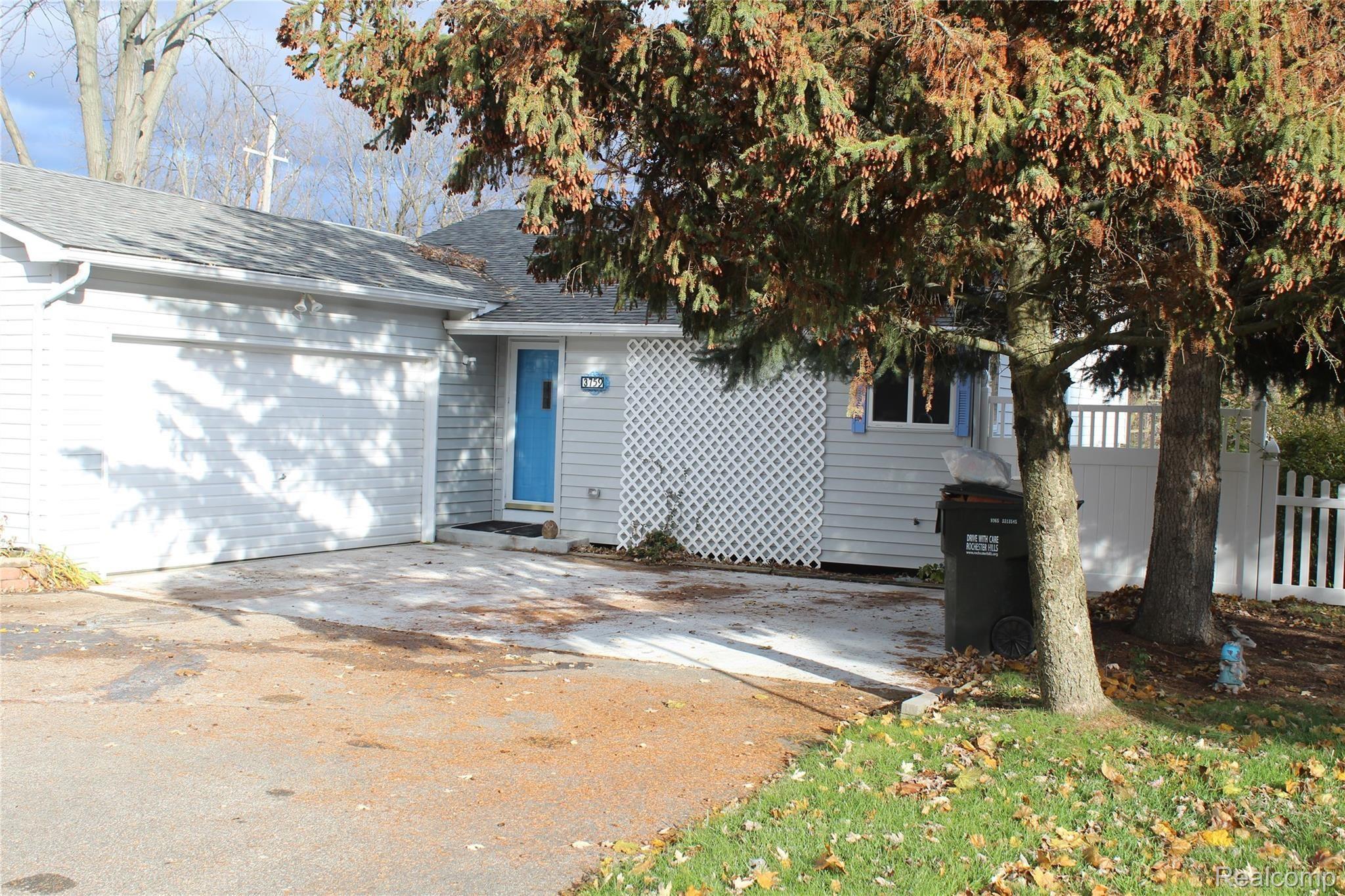 3759 Dearborn Avenue Rochester, MI 48309 - Photo 2 of 33 Dearborn front and garage 2.JPG