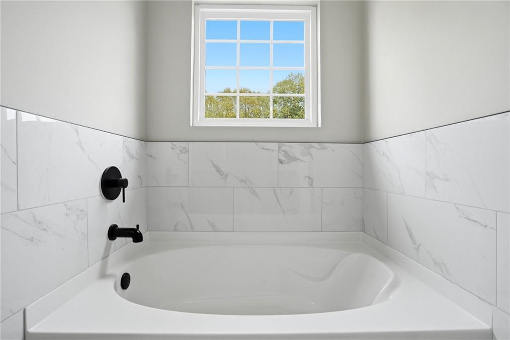 7812 Keepsake Lane Flowery Branch, GA 30542 - Photo 18 of 78 a bathroom with a tub
