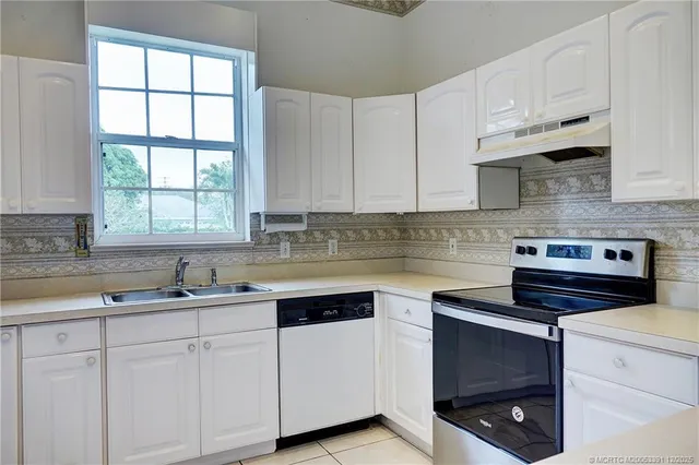 $499,000 | 724 Southeast Michaels Court, Stuart, FL 34996